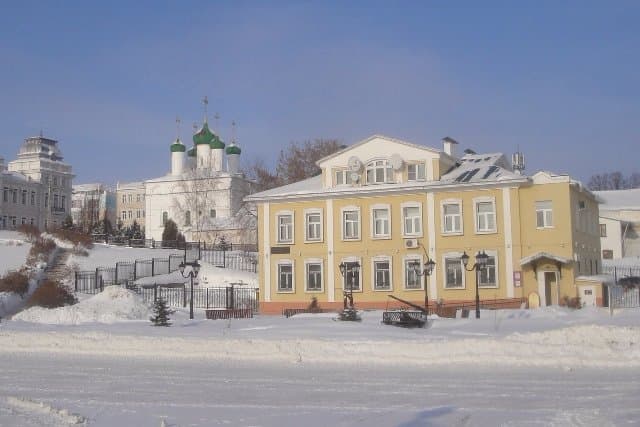 Музей М.Сеспеля расположен у подножия исторической части города в здании, где работал поэт