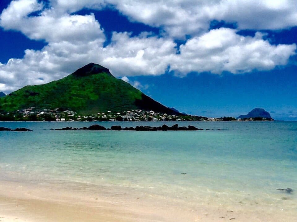 Spiaggia di Flic en Flac sabbia corallina..... Mare stupendo.