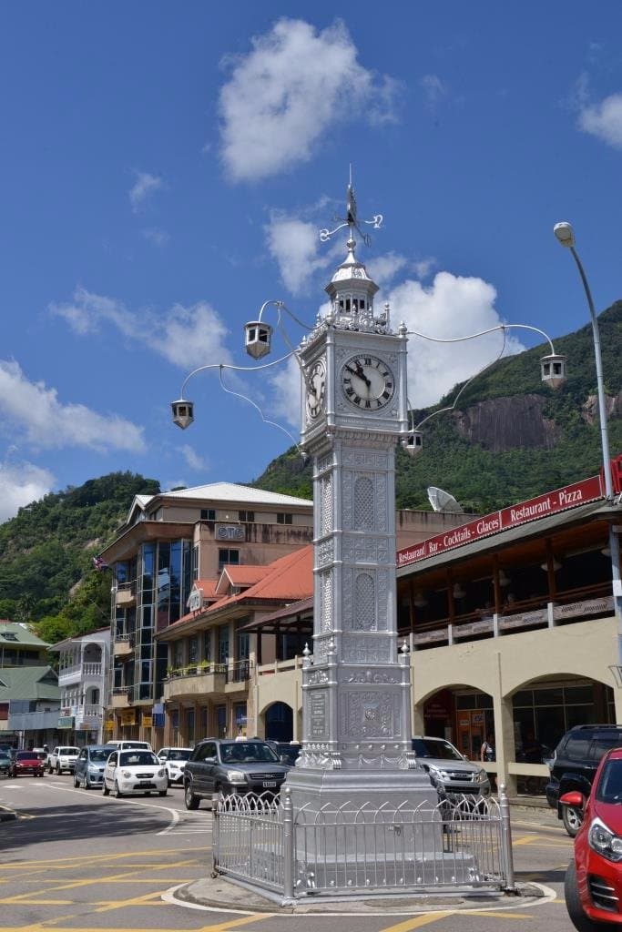 Mini Big Ben au centre d'un carrefour