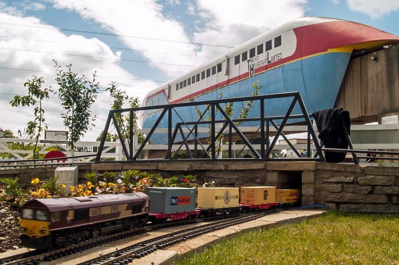 Hovertrain RTV 31 - Dwarfs the walk round Garden Railway