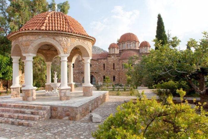 η φιάλη του αγιασμού στο άβατο της μονής