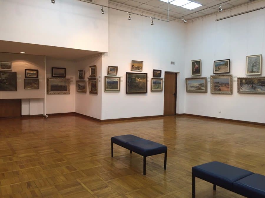 Зал с выставкой местного художника