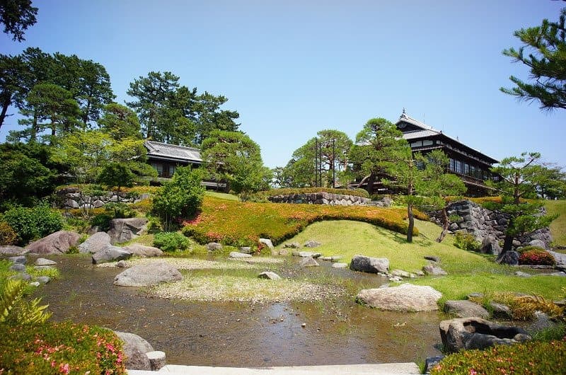 大変よく整備された日本庭園です。左奥が本館、右奥が別館です