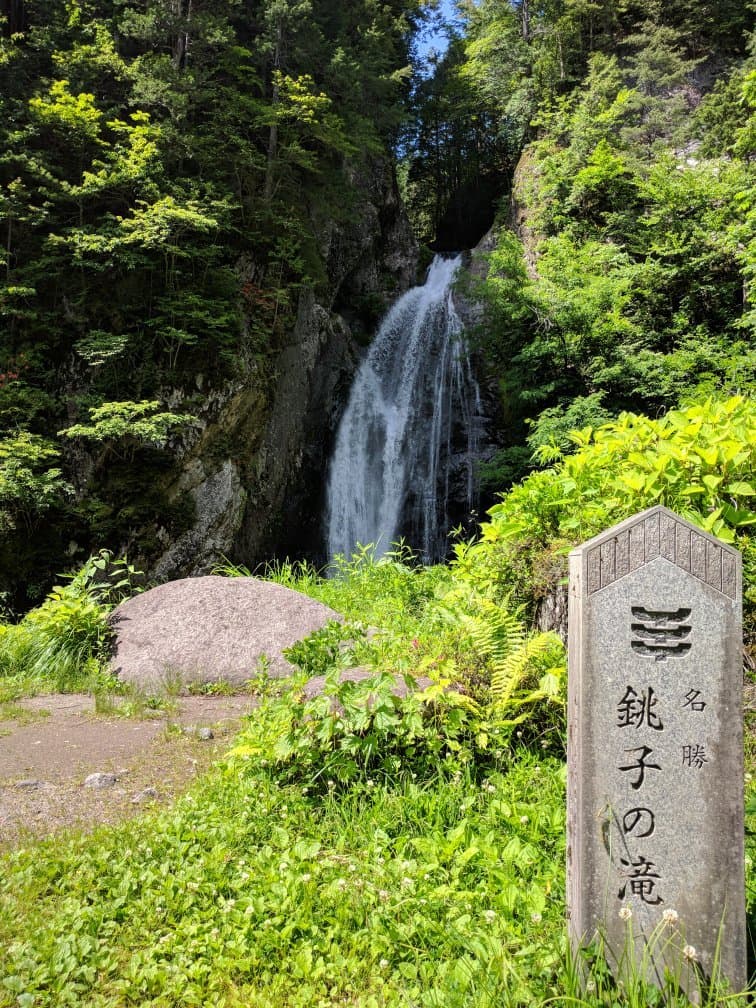 高山駅、高山バスターミナルから車・路線バスで四十分(一本・一時間)158号線左側に案内板あります。車止める場所は山道でさがして止められます。訪問者少なく自然派にはおすすめです。期待せず行きまし