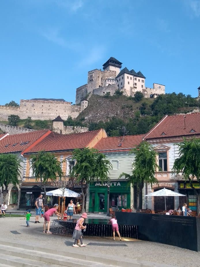 Pekný výhľad z pešej zóny na Trenčianský hrad.