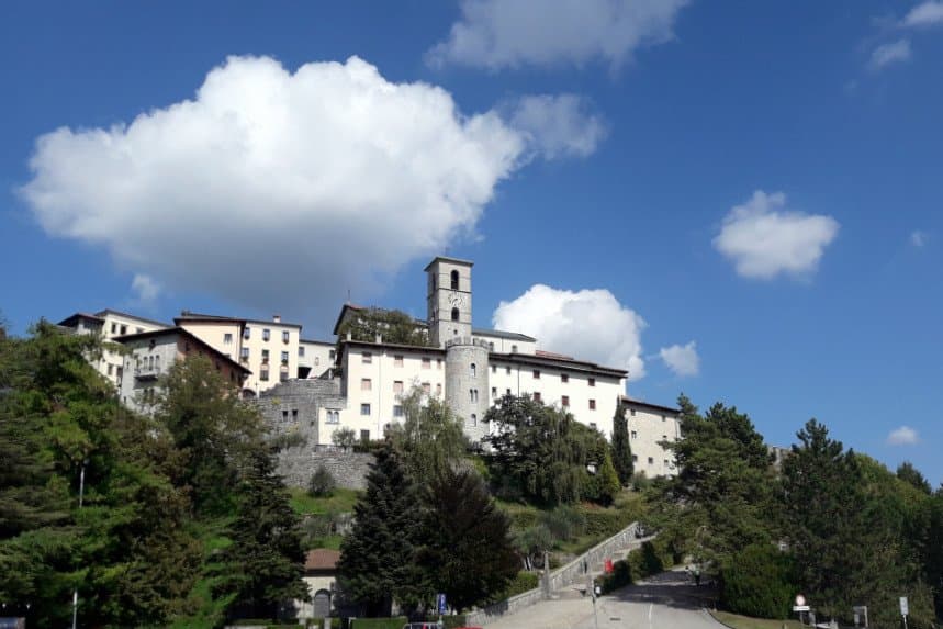 Immagine complessiva del borgo fortificato e del Santuario