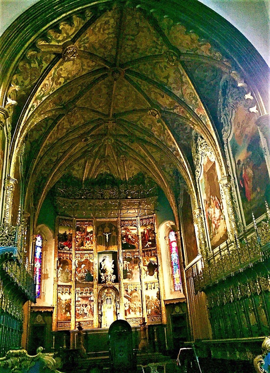 Un intérieur fastueux pour une cathédrale de petite taille
