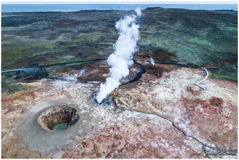 Gunnuhver Geothermal Area auf der Halbinsel Reykjanesbaer aus der Luft, aufgenommen mit der Drohne