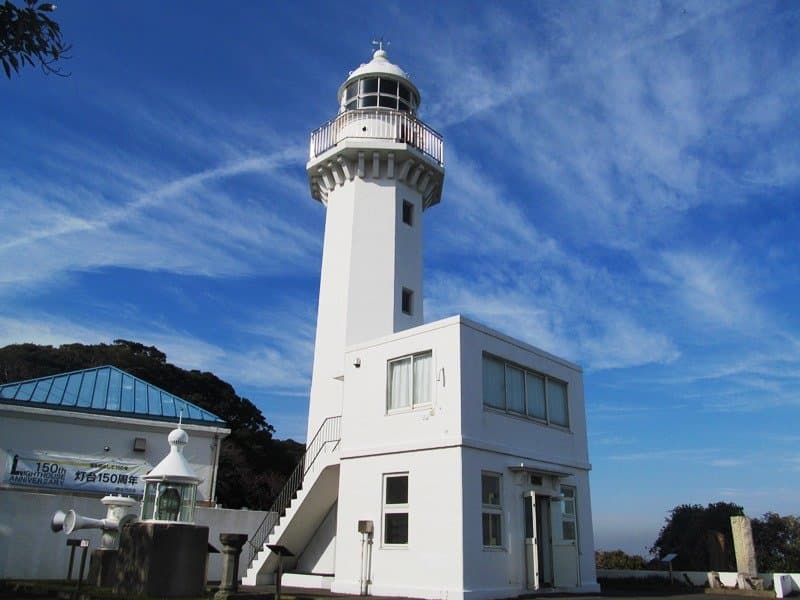 灯台全景。過去に使われていた霧笛やレンズの展示もあります。 日中ですと、灯台の上まで登れるので、相模湾が一望できます。