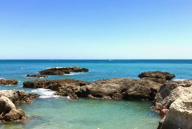 Não deixem de visitar as prais menores no Faro e em Albufeira. Dias lindos e ensolarados no verão! Recomendamos.