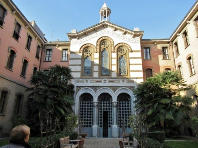 Il cortile con la cripta