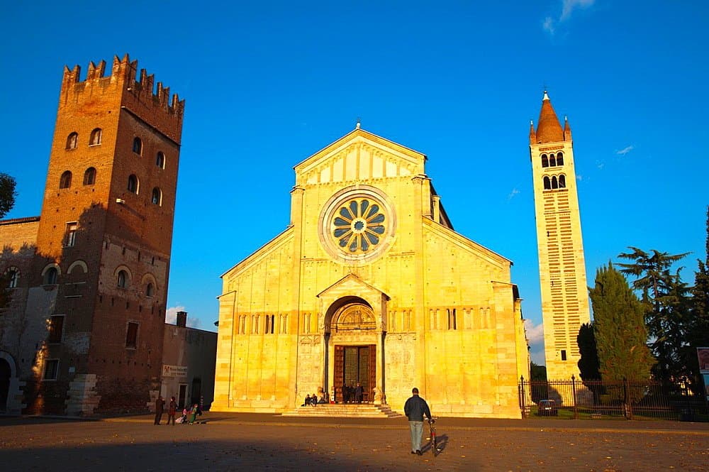 questa è l'entrata principale della basilica di san zeno a verona