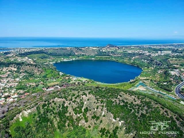 Foto scattata con il drone dall'Oasi Monte Nuovo, parco pubblico adiacente al lago d'Averno