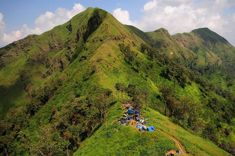 ยอดเขาที่สูงที่สุดในอุทยานแห่งชาติทองผาภูมิ ที่ใน 1 ปี จะเปิดให้นักท่องเที่ยวขึ้นไปสัมผัสธรรมชาติแค่ 3 เดือนเท่านั้น เพื่อรักษาระบบนิเวศน์ ตลอดเส้นทางคุณจะพบกับป่าโปร่งสลับกับทุ่งหญ้า จุดไฮไลท์อยู่ที่ “สันคมมีด” สันเขาที่สวยงามและน่าหวาดเสียว เมื่อขึ้นไปถึงยอดเขาจะสามารถมองเห็นวิวได้รอบทิศทาง 360 องศา