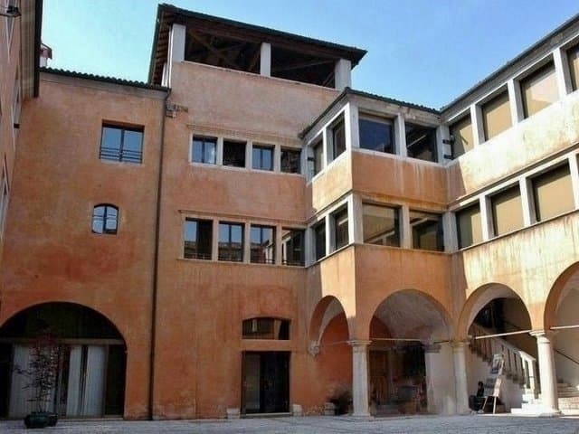 Uno scorcio del palazzo