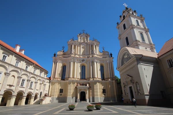 教会の右手にチケットオフィスがあります