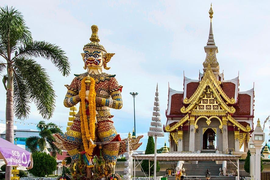 De imposante Bewaker bij het Lak Mueang (Heiligdom van de "Stadspilaar") van Udon Thani.