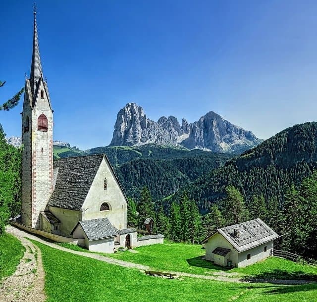 La chiesa col Sassolungo