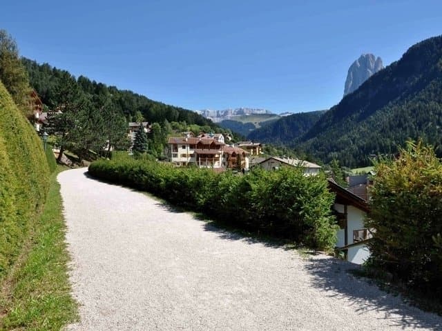 Un tratto con vista su Sassolungo e Sella