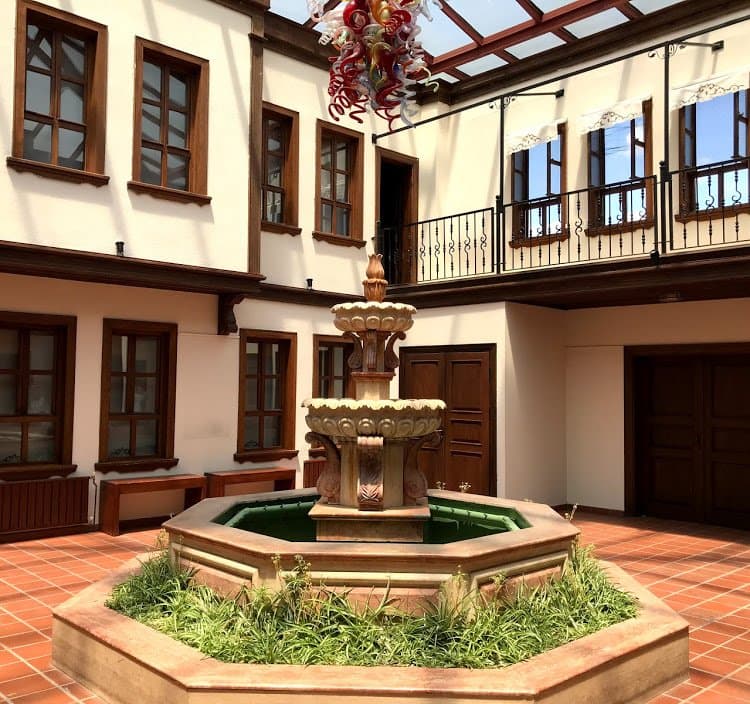 çağdaş cam sanatları müzesi içindeki eserler