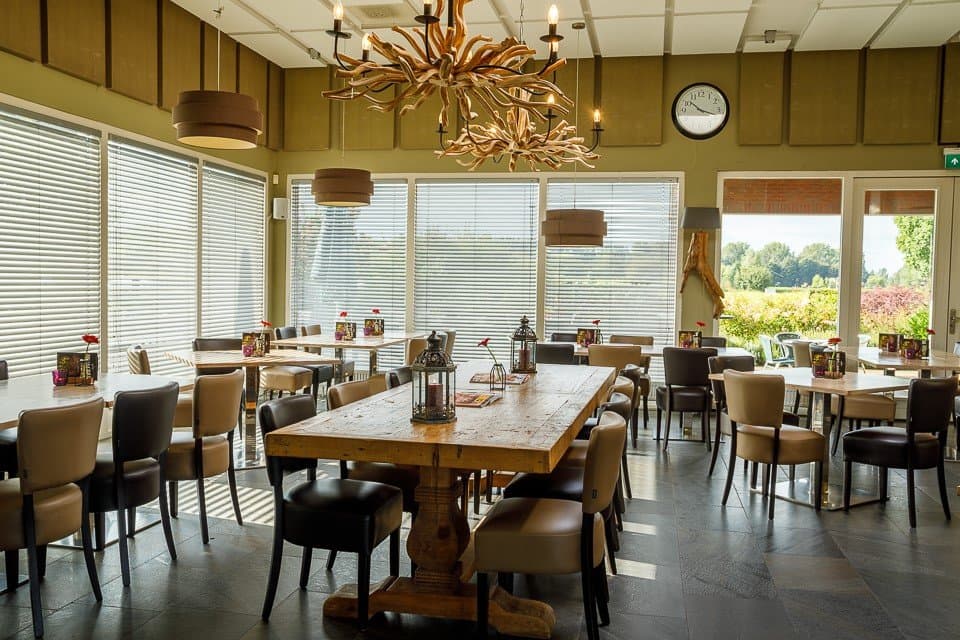 De Vier Seizoenen is het Grand Café op de Golfresidentie. En niet alleen voor de bewoners. Er vinden diverse activiteiten plaats zoals lekker eten, sociale activiteiten, feestjes, zakelijke arrangementen en lezingen.