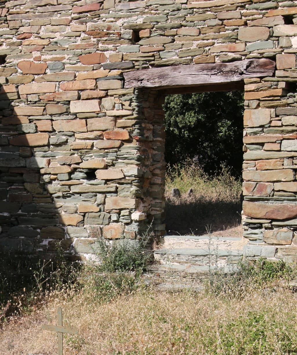 Unique Black and White Stone Architecture