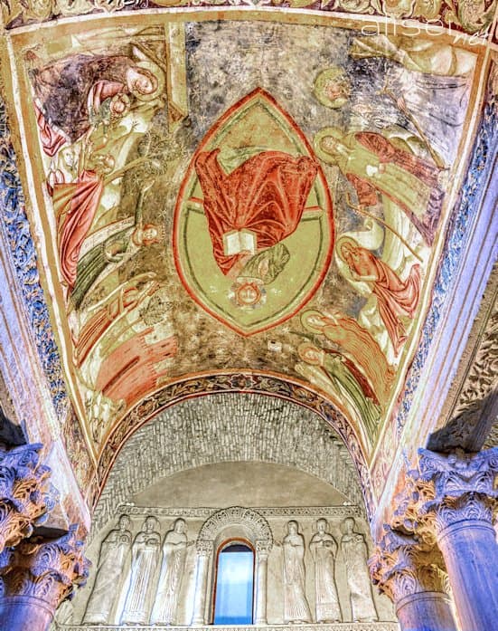 La volta affrescata del presbiterio con le sei Sante sullo sfondo