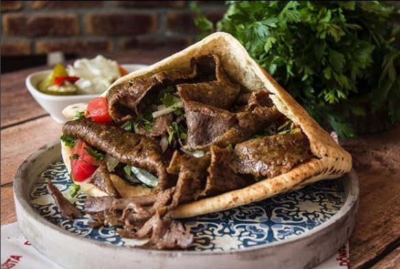 Alestas Lamb Doner Kebab in pitta bread. In pitta bread or as a meal (which pitta bread comes on the side) Lamb Doner is one of the most delicious meal that you can taste at Alesta Restaurant..
Pidede et doner. Pidede veya servis halinde (yaninda pidesi ile beraber) Et Doner Alesta Restaurant da yiyebileceginiz en guzel seceneklerden biridir..