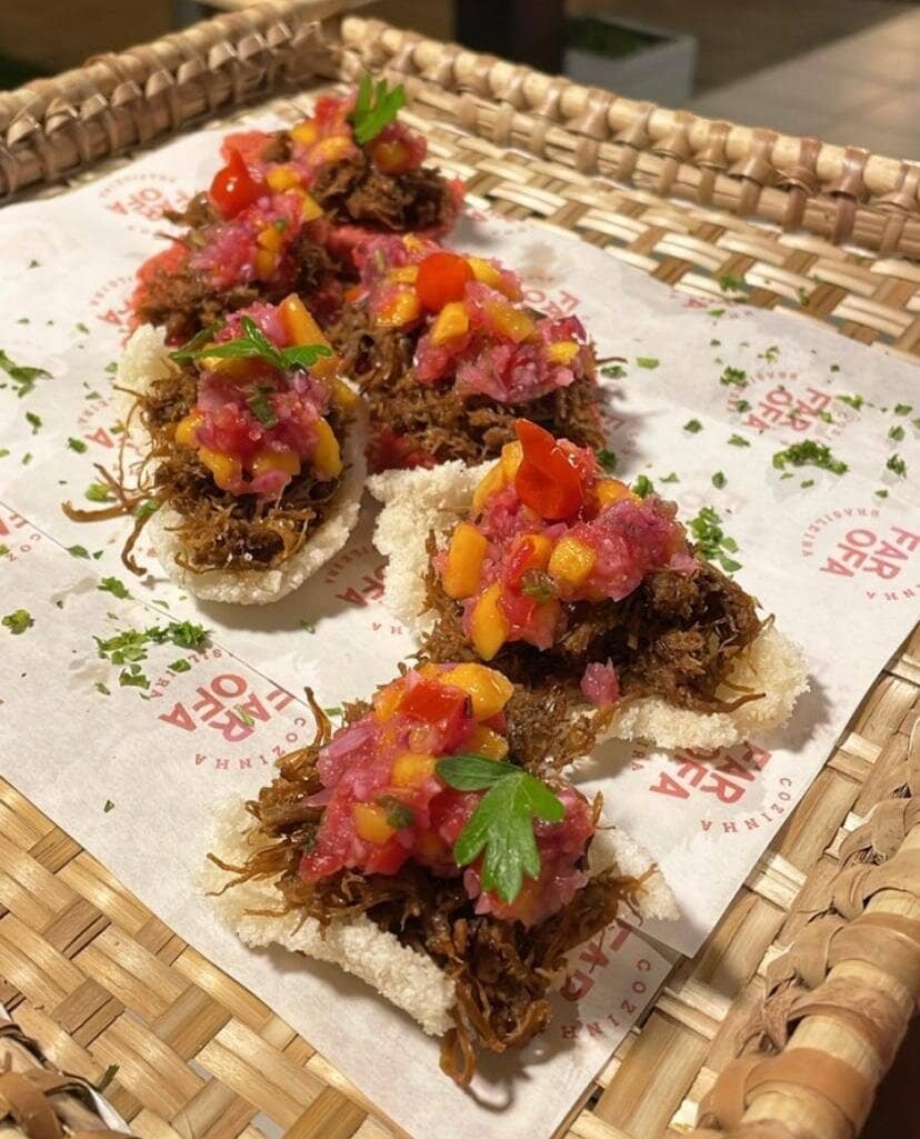 Canapé de tapioca com carne seca