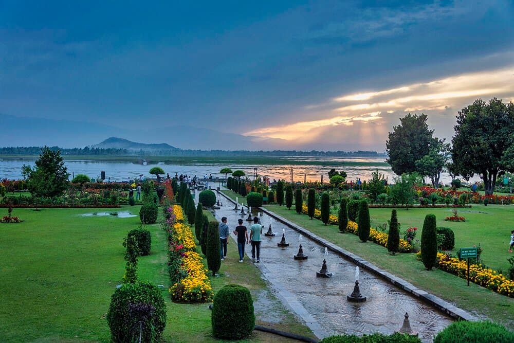 When Shah Jahan saw the garden, after its completion in 1633, he expressed great appreciation of its grandeur and beauty. He is believed to have expressed his delight three times to Asif Khan, his father-in-law, in the hope that he would make a gift of it to him. As no such offer was forthcoming from Asif Khan, however, Shah Jahan was piqued and ordered that the water supply to the garden should be cut off. The garden was then deserted for some time. Asif Khan was desolate and heartbroken;