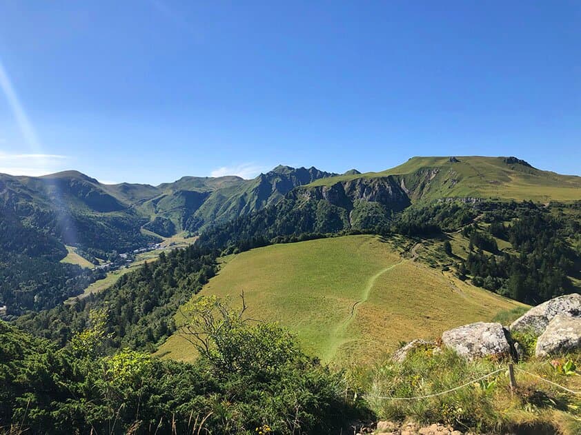 Vue sur le puy de Cliergue et des estives. La vue Sud depuis Le Capucin