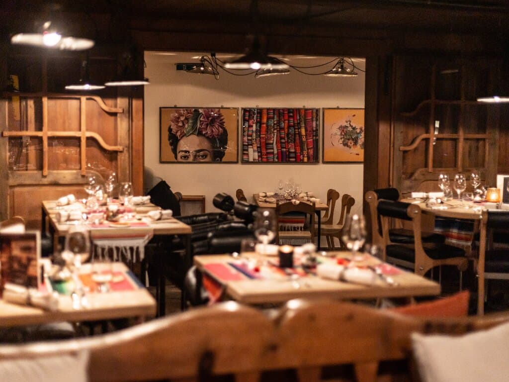 1818 Eat & Drink Inside