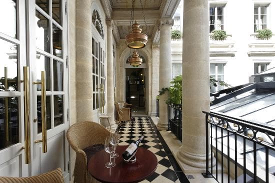 Sur la terrasse avec vue sur le jardin d'hiver de l'hôtel