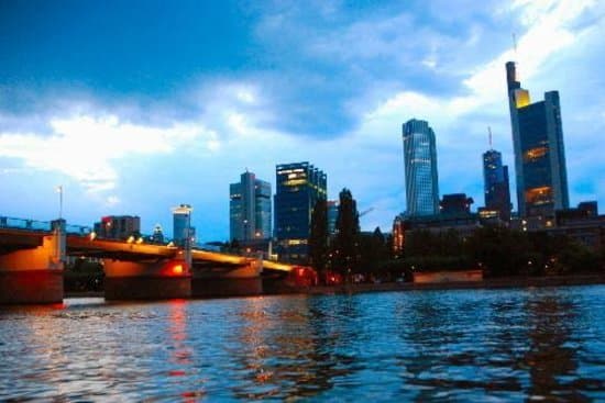 Skyline beim Sonnenuntergang vom Museumsufer