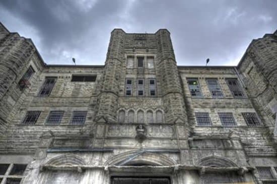 The looming front entrance of MSP (Michael Schlueter photo)