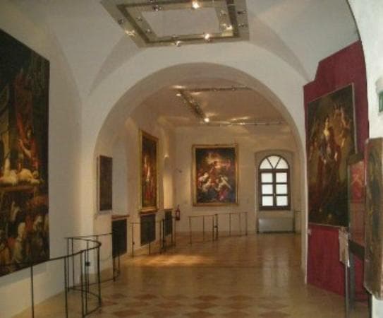Dentro do museu