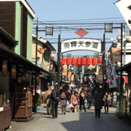 寅さん銅像をすぎると帝釈天参道が始まります。