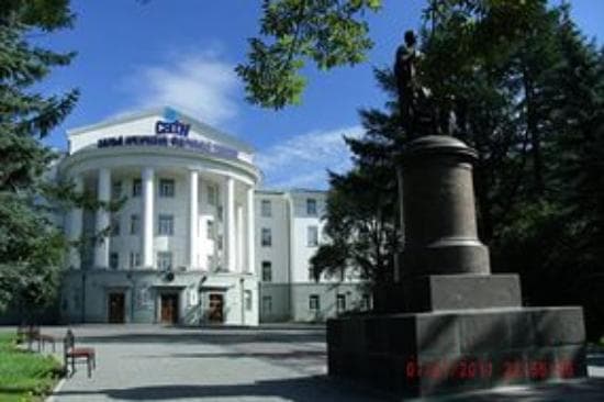 вид на главный корпус