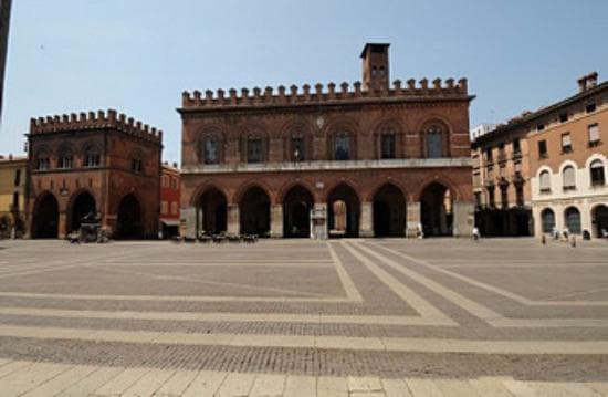 Palazzo Comunale a Cremona con accanto (sulla sinistra) la Loggia dei Militi.