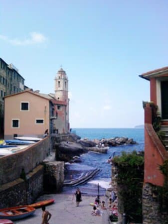Chiesa di San Giorgio a Tellaro, antica, direttamente sul mare, quella della Leggenda del Polpo
