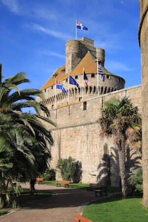 Chateau de Saint-Malo, sous le soleil. On peut apprecier la forteresse impressionnante vue de dehors.
