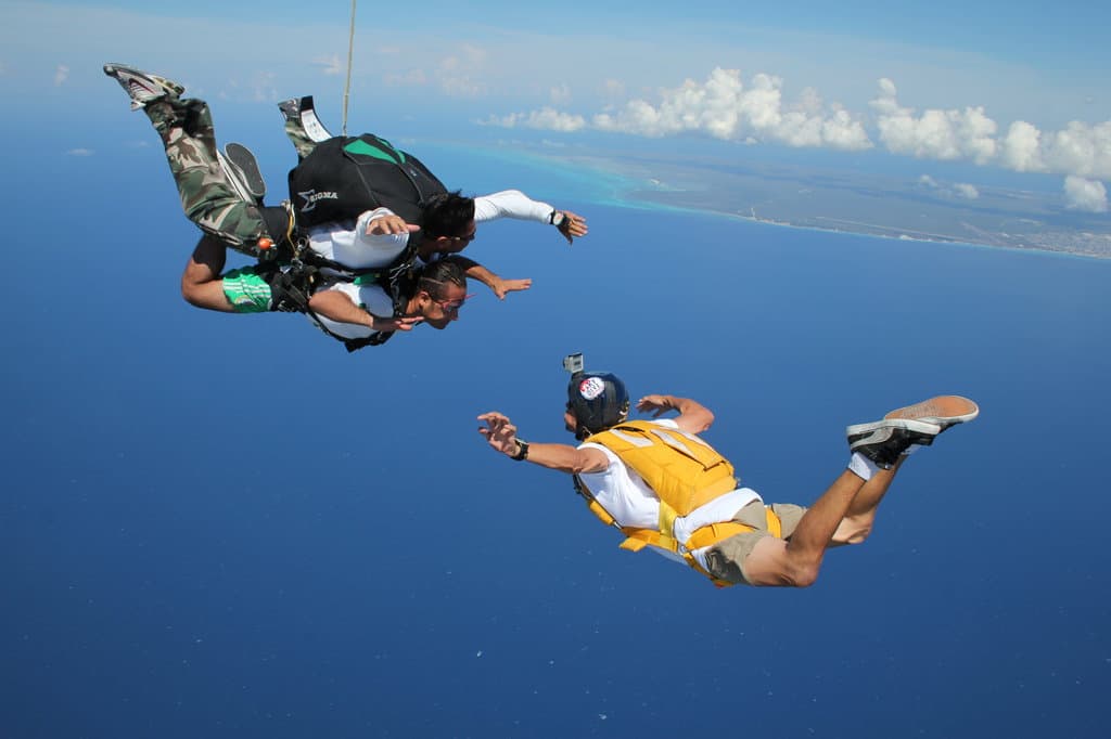 SKYDIVE PLAYA CAMARAMAN