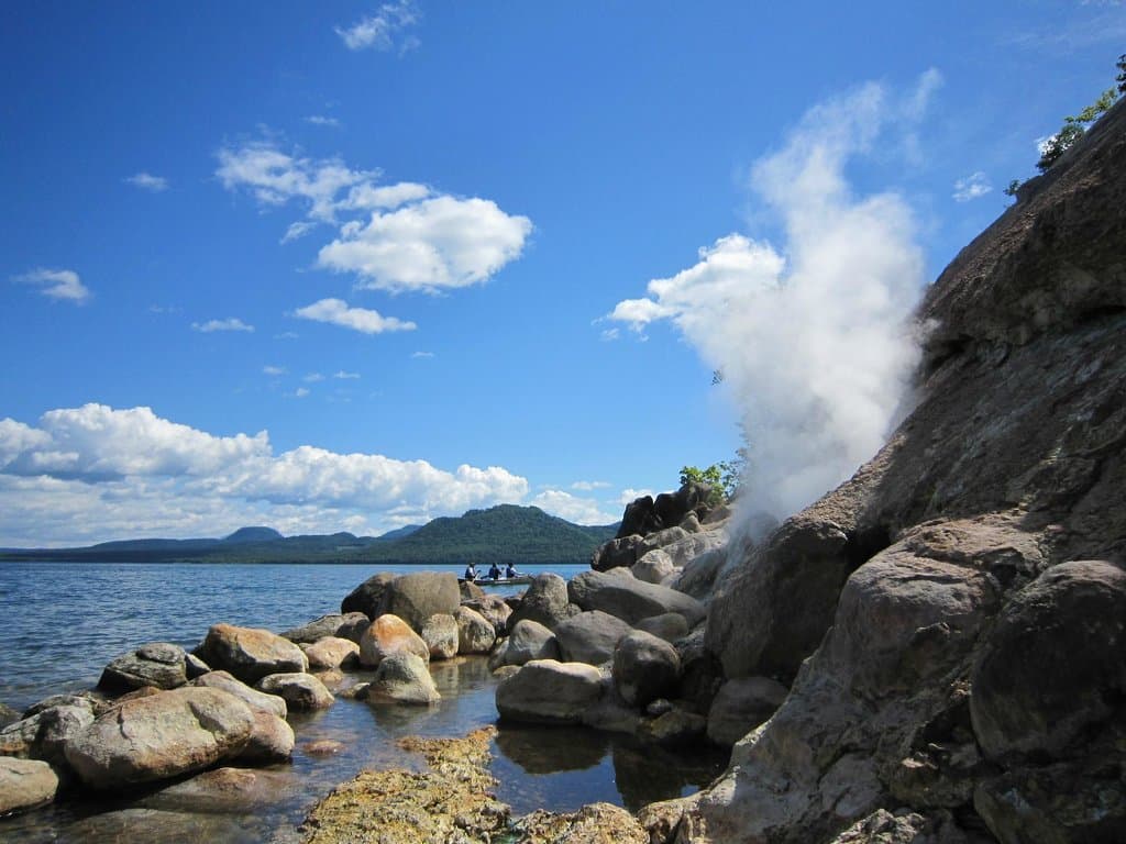 屈斜路湖 オヤコツ地獄 岩で囲われた大自然の温泉!