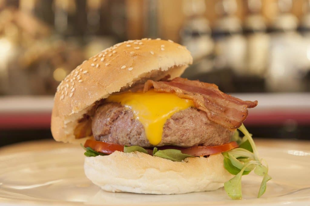 il nostro hamburger, macinato e pane fresco