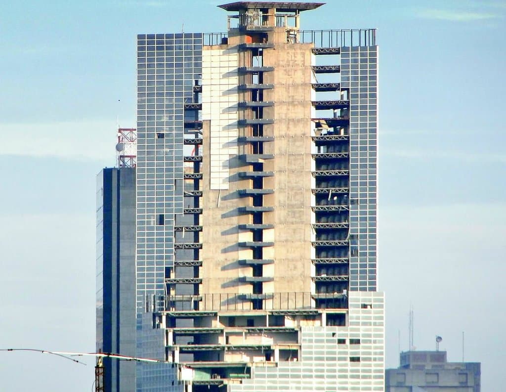 Vista frontal de la torre Confinanzas