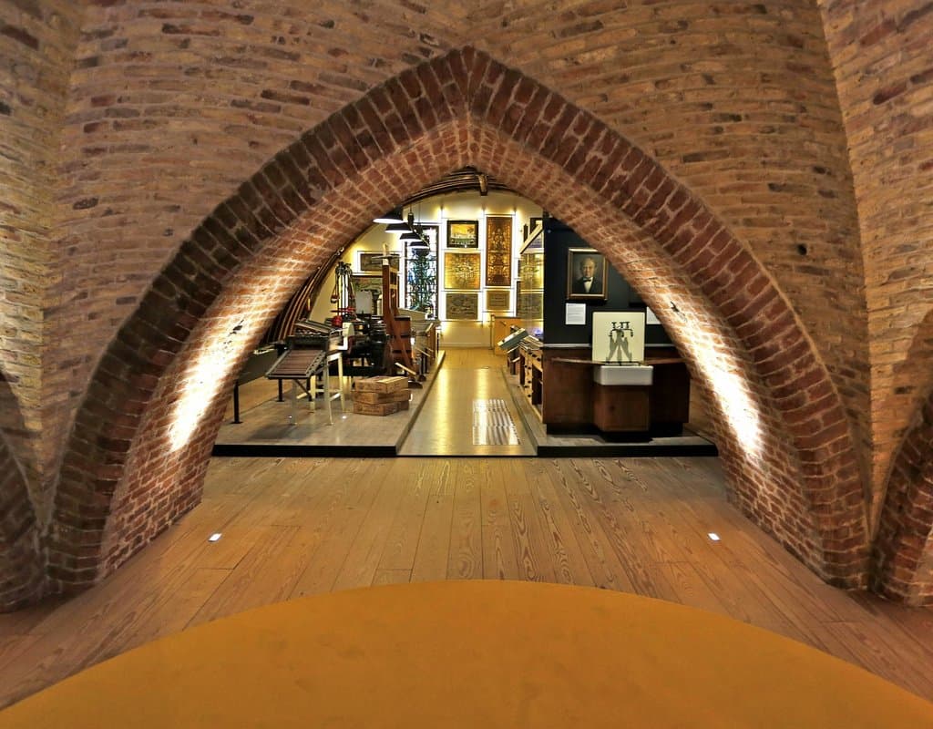 Een doorkijkje, in het Waaggebouw, naar de tableauwand