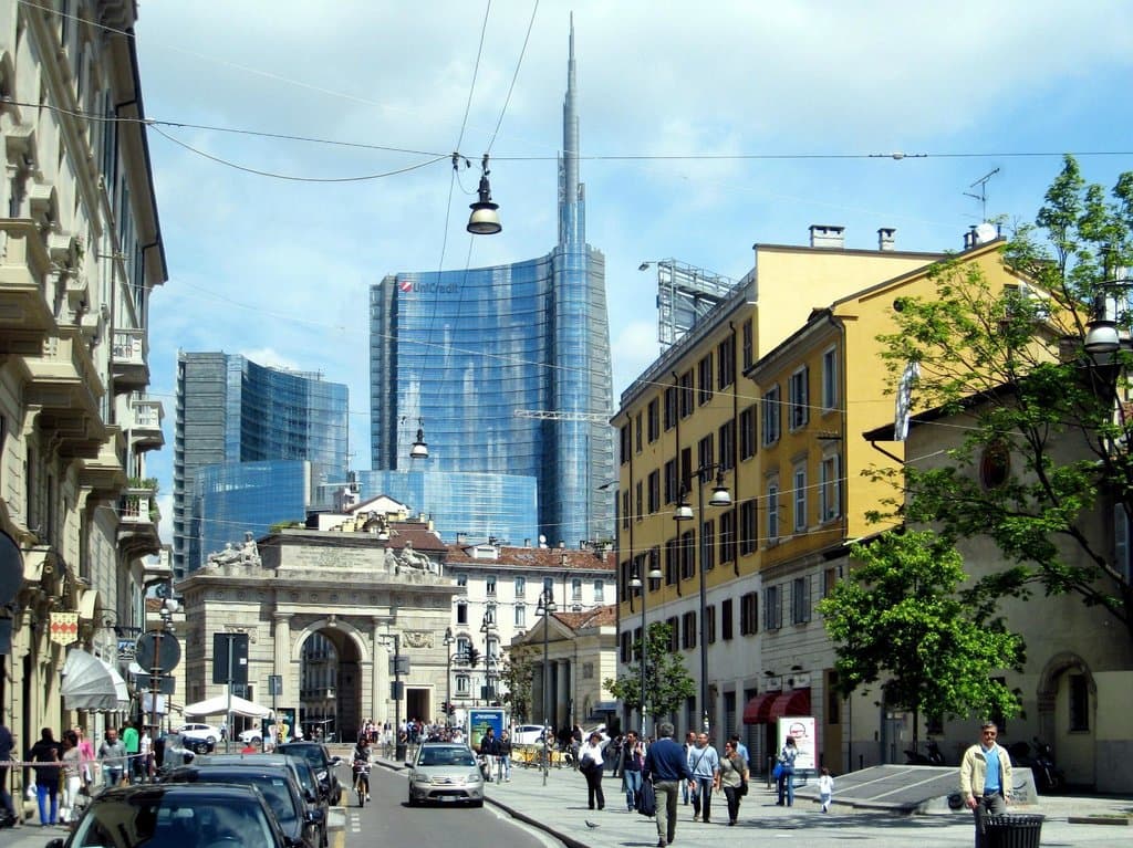La torre Unicredit che incombe