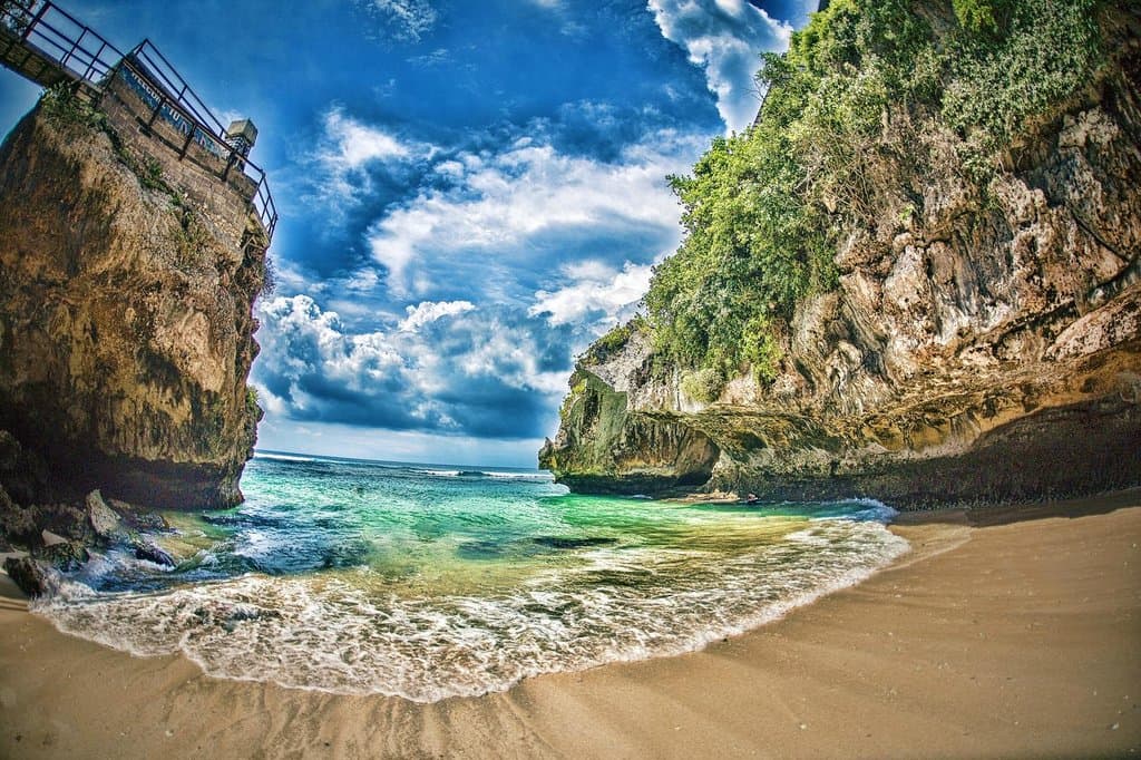 Suluban Beach - Uluwatu - Bali - Indonesia - Wandervibes - white sand beach