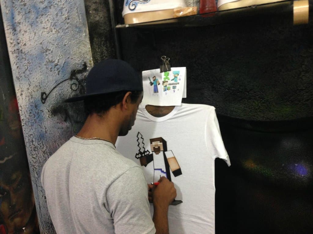 Grafitando a camisa para meu filho