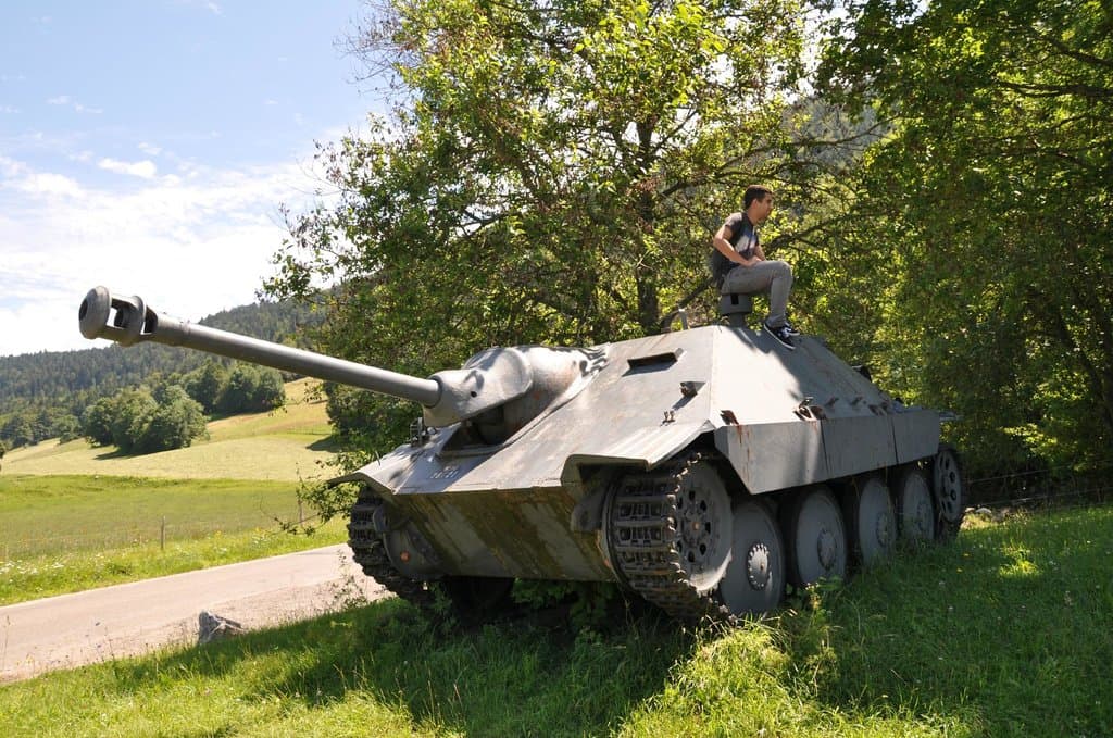 En el cruce de caminos indicando el desvio